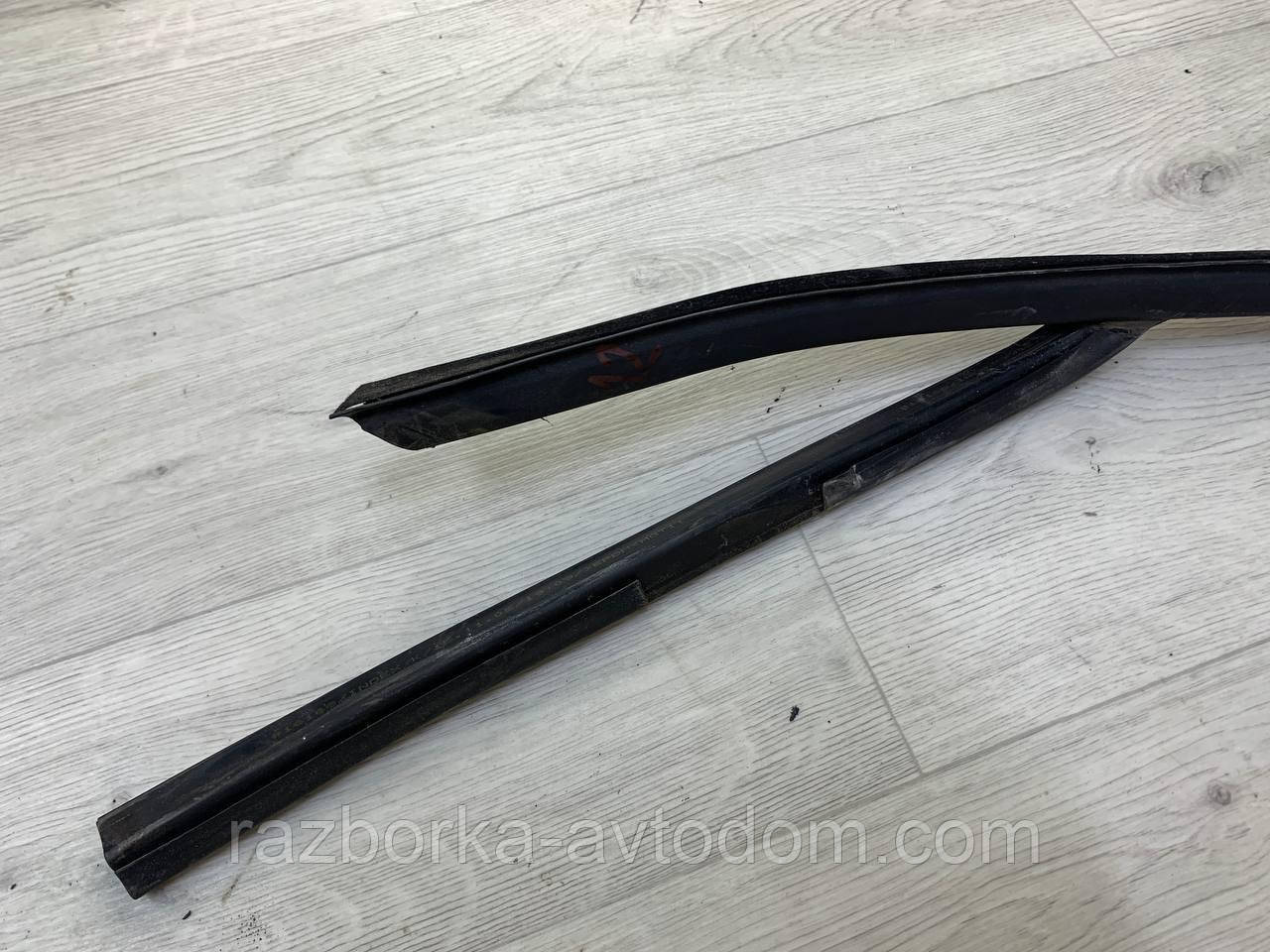 Щільна гумка скла дверей передньої лівої Skoda Superb (02-08) OE:3B0837471C B41
