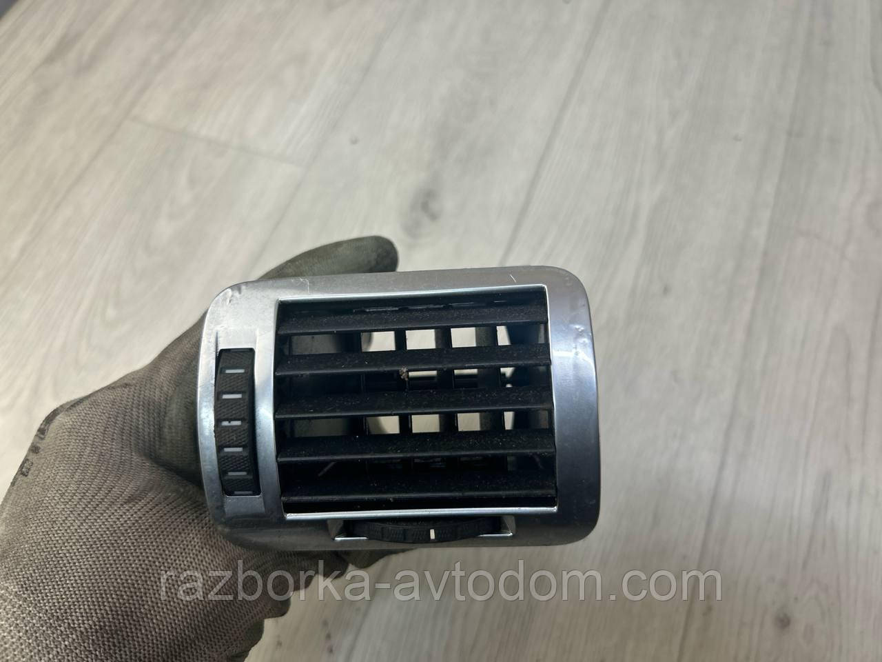 Дефлектор (віддушування) торпеди правий Skoda Superb 1 (02-08) OE:3u0819702g