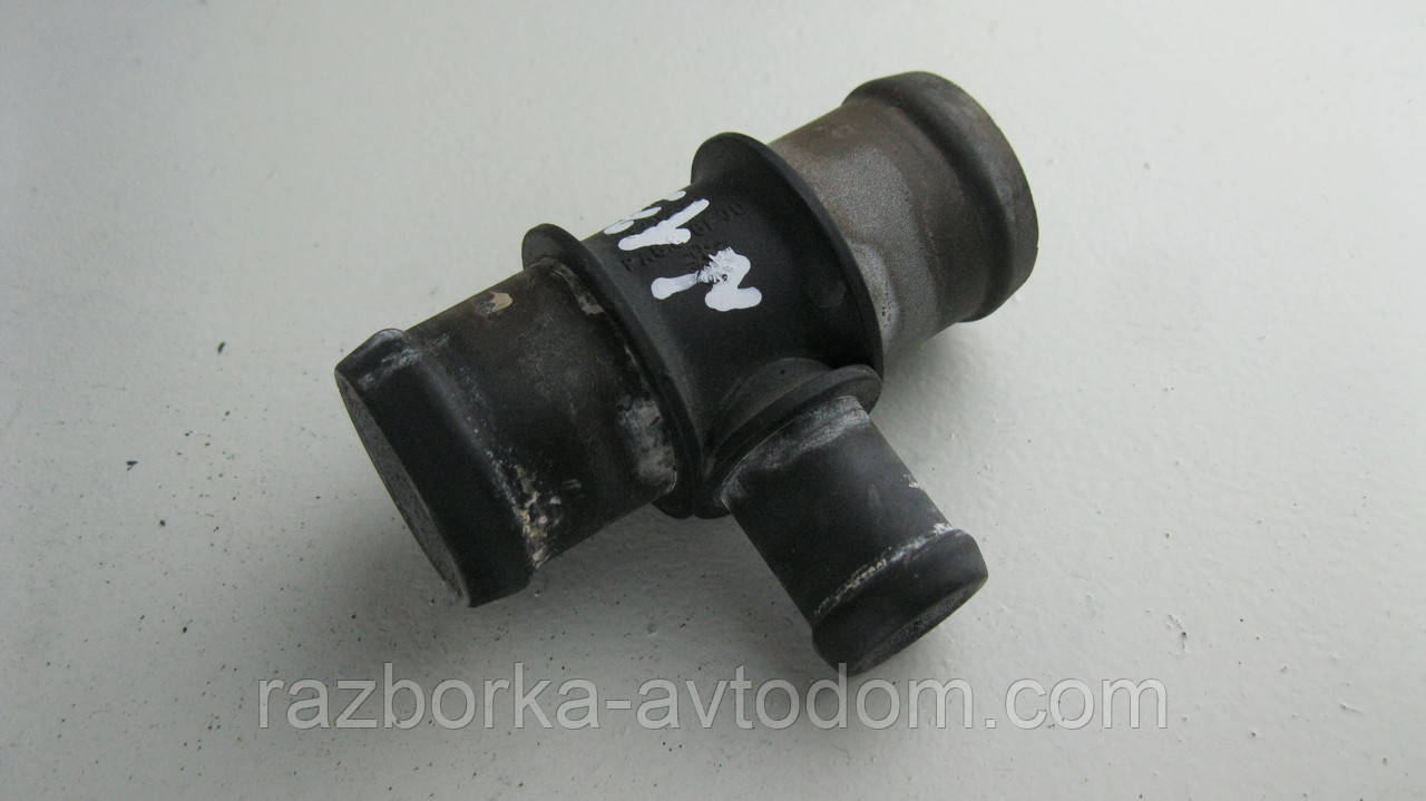 Фланець (трійник) системи охолодження VW Touran (2003-2010) 1,9TDI OE:N90692901