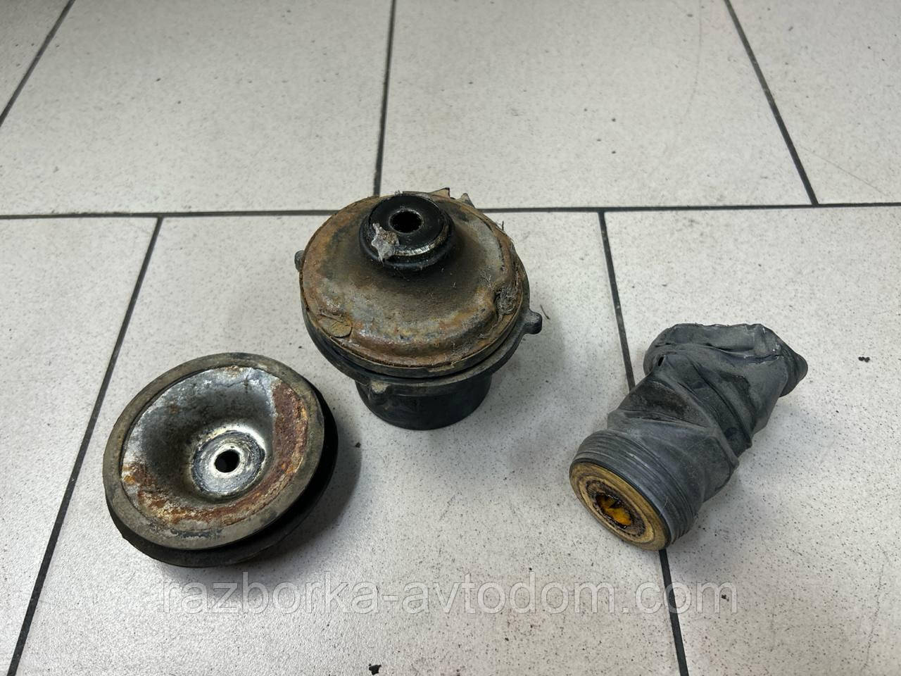 Опора амортизатора переднього правого (комплект) Opel Corsa C (00-06) OE:90468618