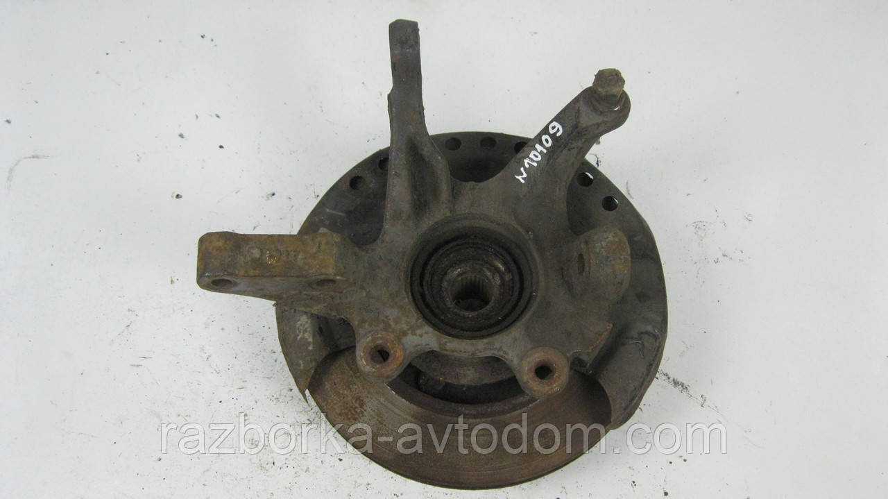 Поворотний кулак/ступиця передній правий Nissan Maxima A32 (1994-2000), Bluebird U11 (1983-1990) OE:40014D4015