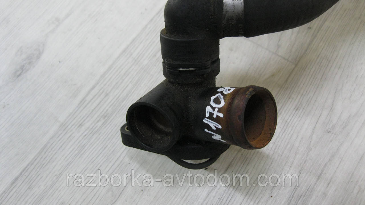 Фланець системи охолодження VW Passat B5 (1996-2006), Audi A4 B5 (2000-2005) OE: 06B121133A