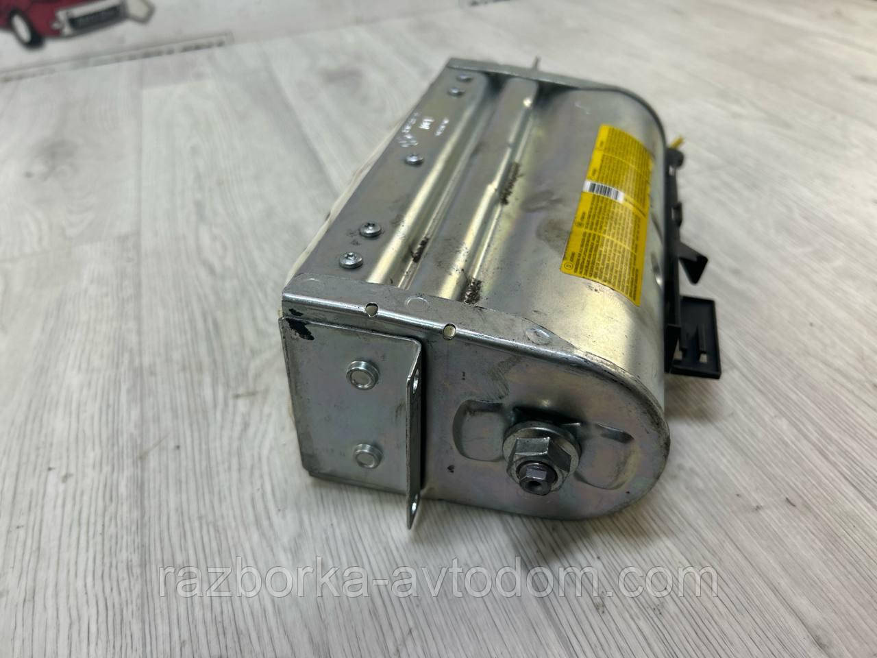 Подушка безпеки (Airbag) у торпедо VW Passat B5 (96-05), Skoda Superb 1 (01-08) OE: 3B0880204H