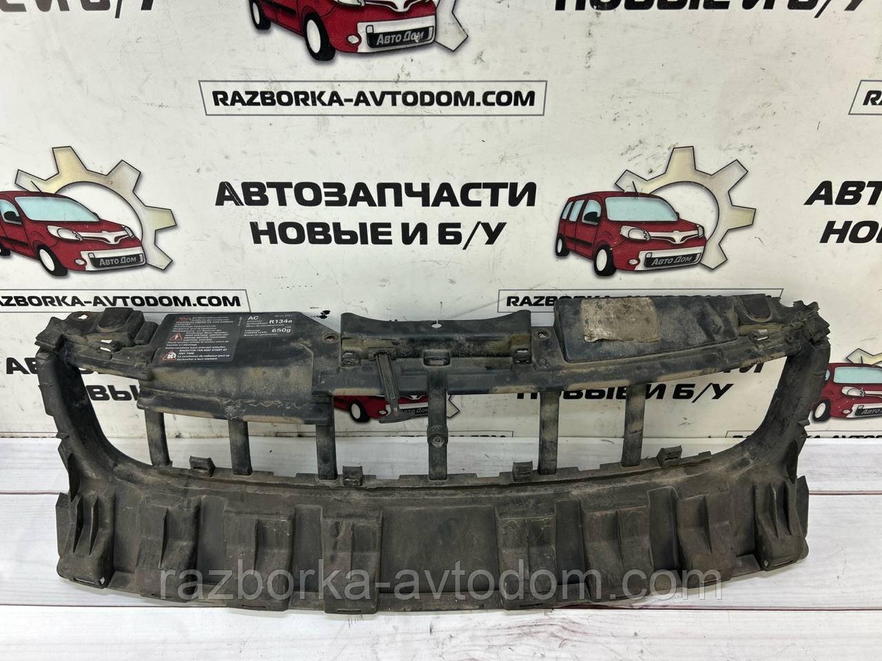 Кронштейн, кріплення решітки радіатора VW PASSAT B5 (96-00) OE:3b0807231 ДЕФЕКТ