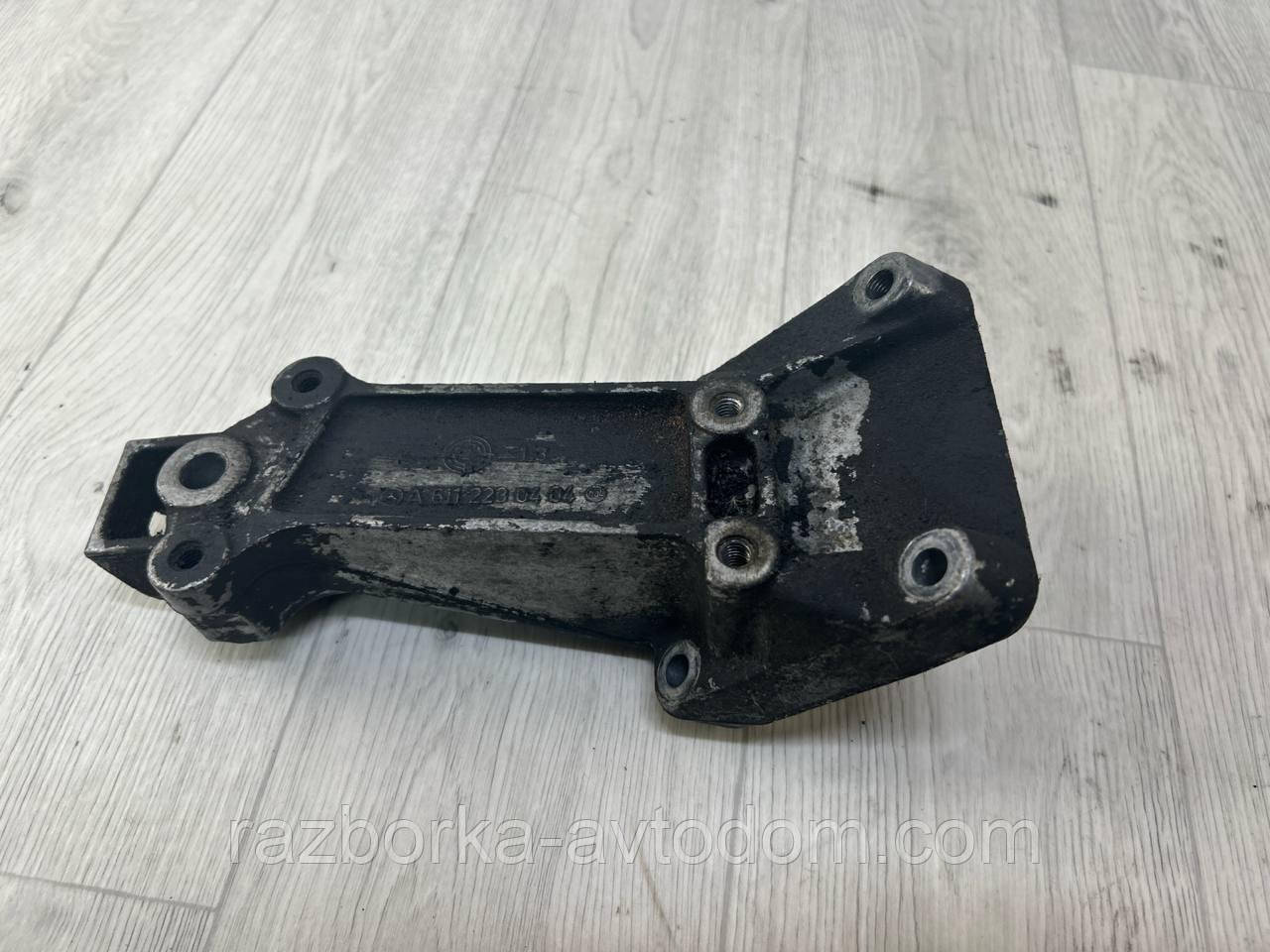Кронштейн/кріплення опори двигуна лівий 2,2CDI Mercedes Sprinter (95-06) OE:A6112230404
