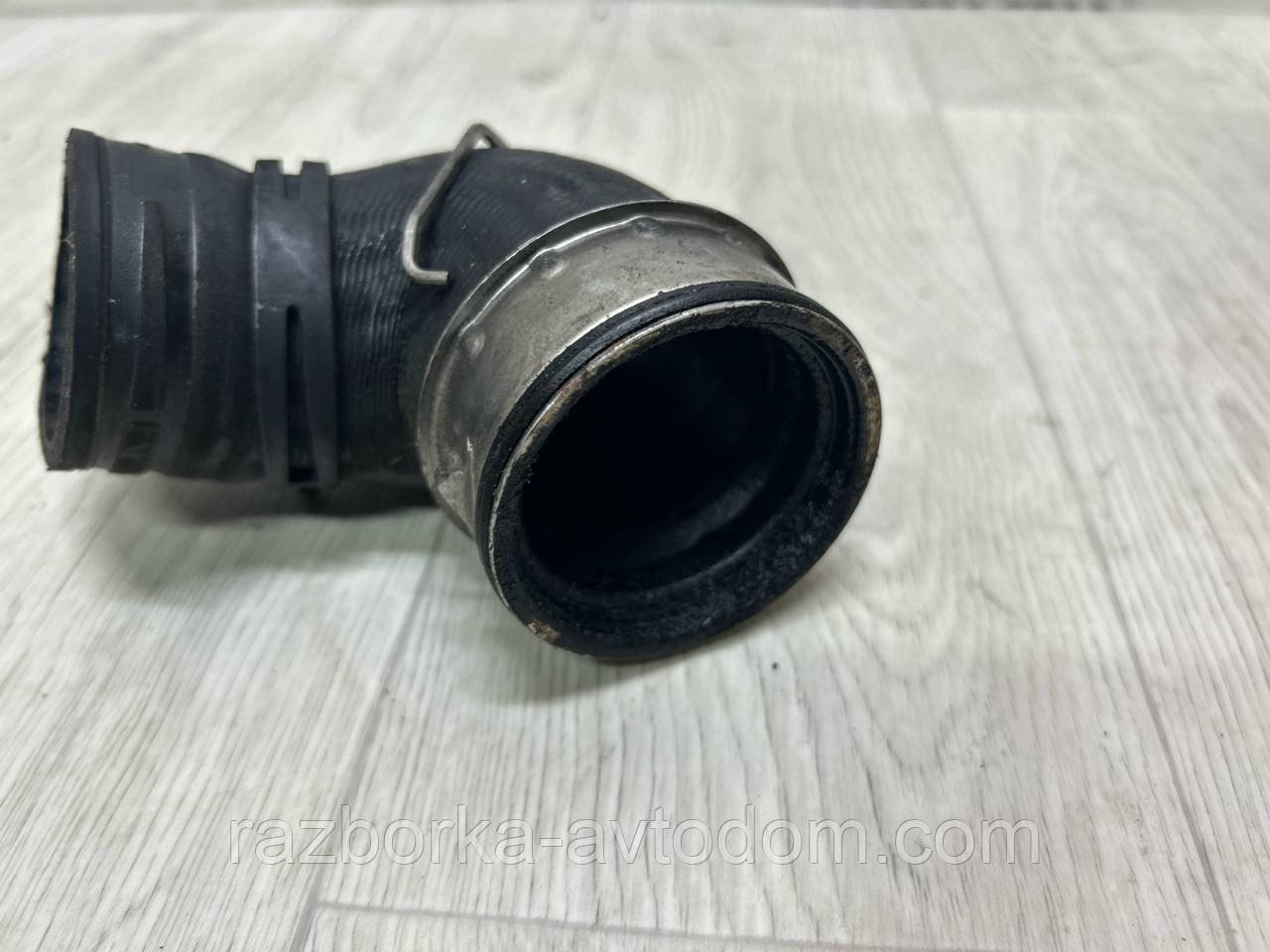 Патрубок інтеркулера верхній лівий 1,9TDI, 2.0TDI SKODA Superb 1 (02-08), Audi A4 B6 b7. OE:3B0145838A
