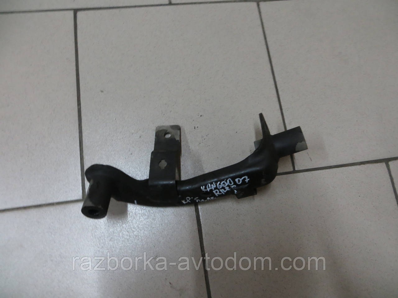 Кронштейн підрамника Renault Kangoo 08-13 правий 8200587029