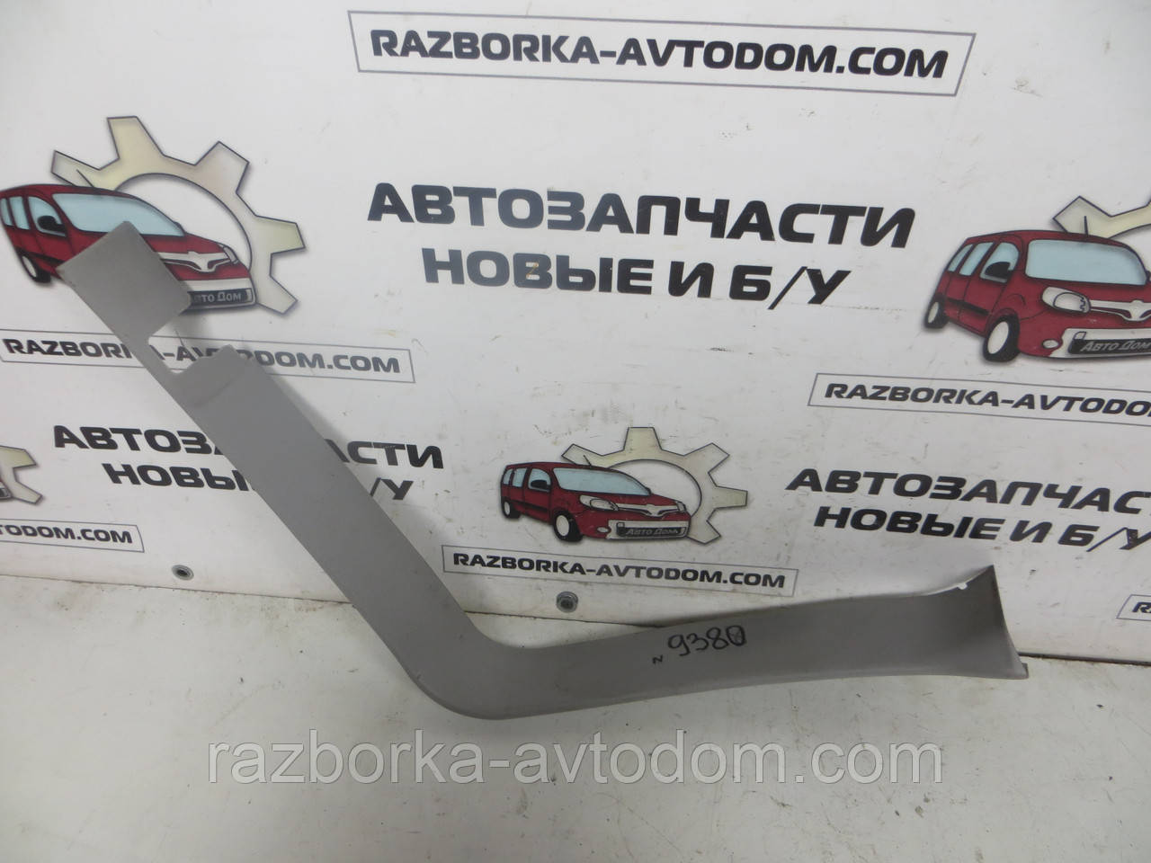 Обшивка правої сторони дверей багажника Mitsubishi Pajero Sport 1 (1997-2009) OE:MR262728
