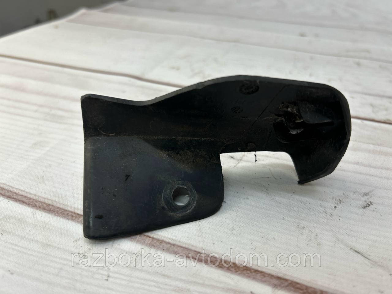 Накладка, молдинг петлі ліва VW Passat B5,Skoda SuperB 1 OE:3b0823629a