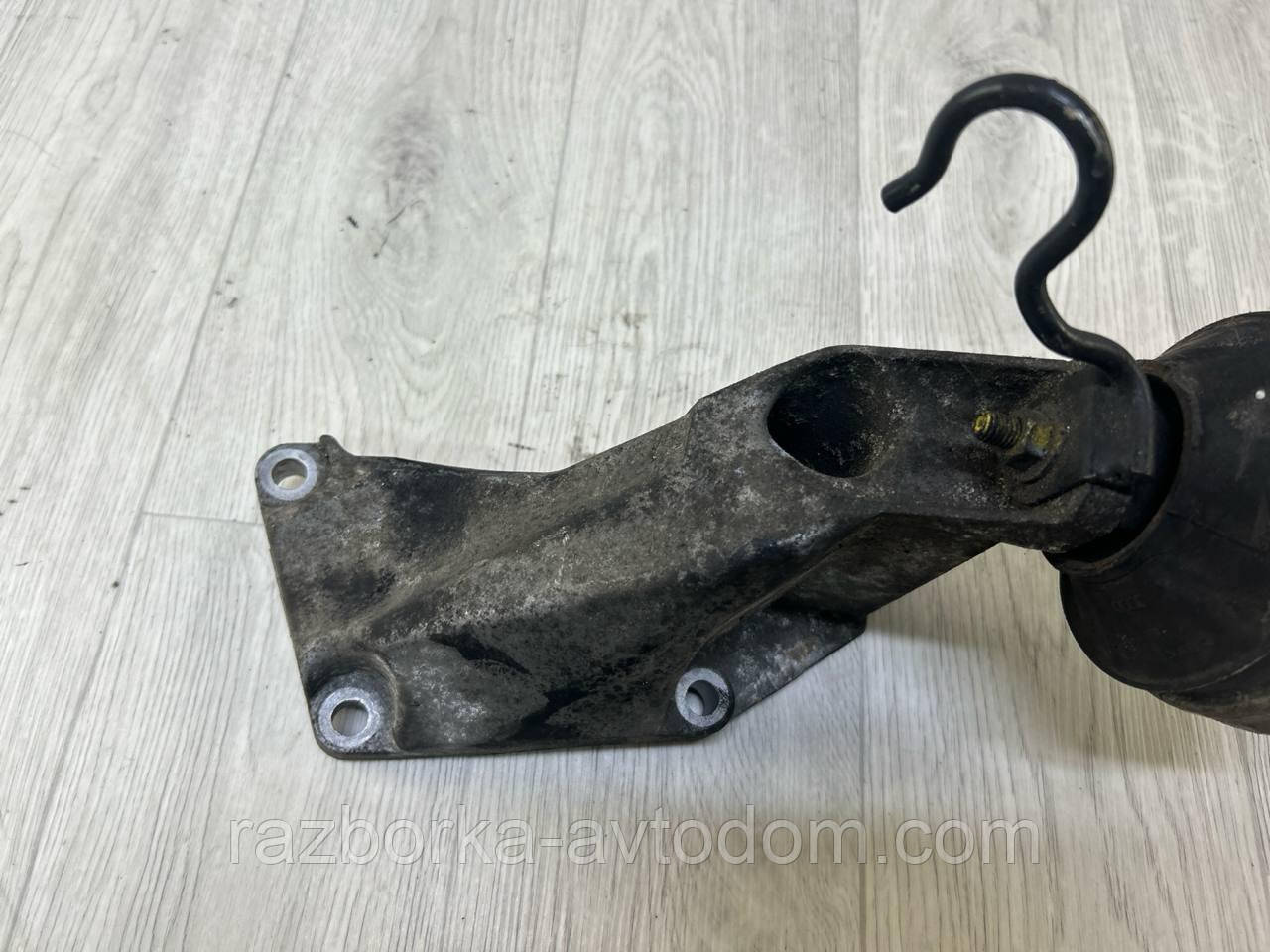 Кронштейн/кріплення подушки лівої Skoda Superb 1 (02-08) OE: 8d0199307p