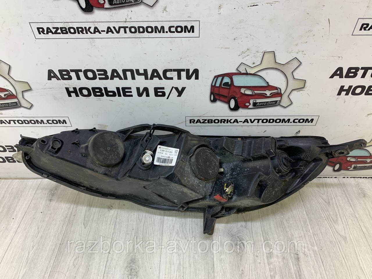 Фара права Peugeot 407 (04-11) OE: 0301213202 Дефект: кріплення