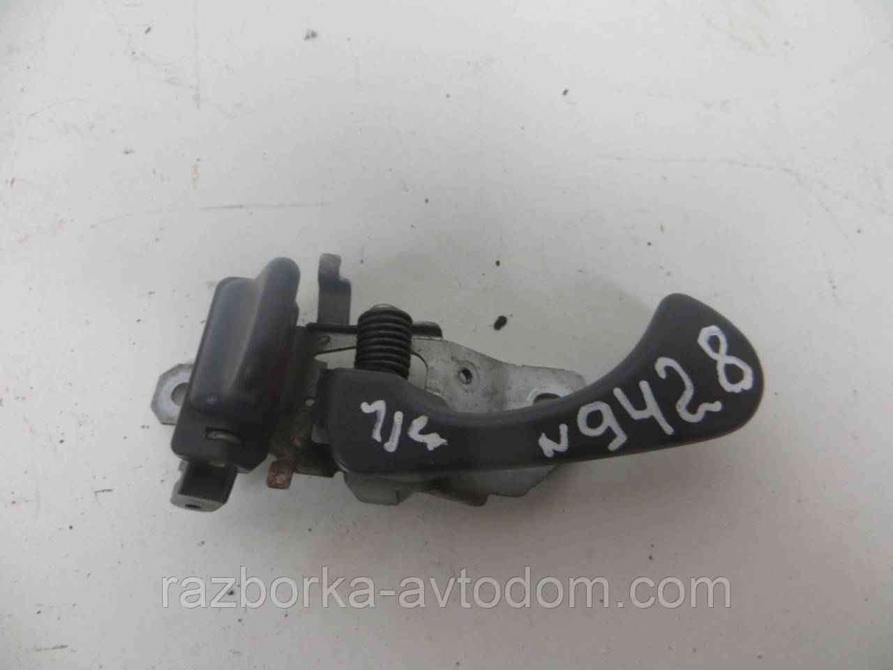 Ручка дверей внутрішньої лівої Mitsubishi Pajero Sport 1 (1997-2009) OE:MR634384