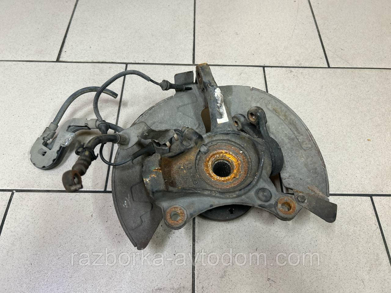 Поворотний кулак передній правий (цуфа, маточина) Peugeot 407 (04-11) OE:364797