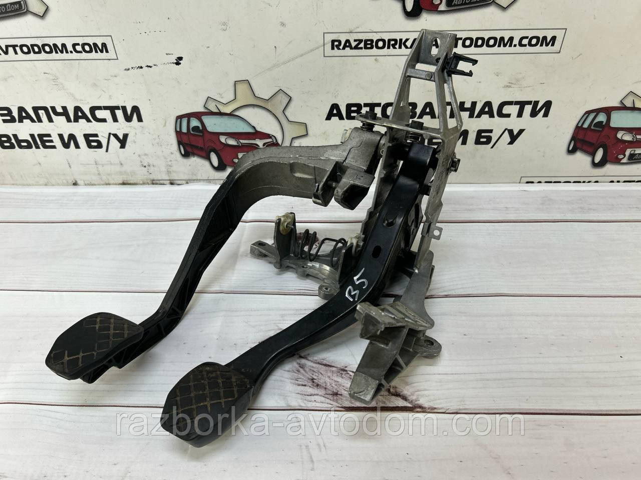 Блок педалей (педаль зчеплення та гальма) VW Passat B5 (96-00) Audi A6 C5, A4 B5 OE:8d1721117k