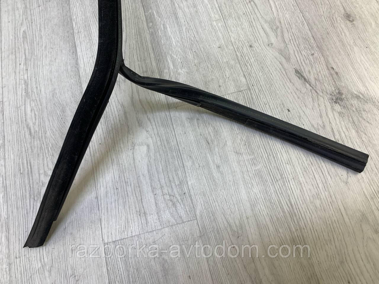 Ущільнювальна гумка скла дверей передньої правої Skoda Superb (02-08) OE:3B0837432CB41