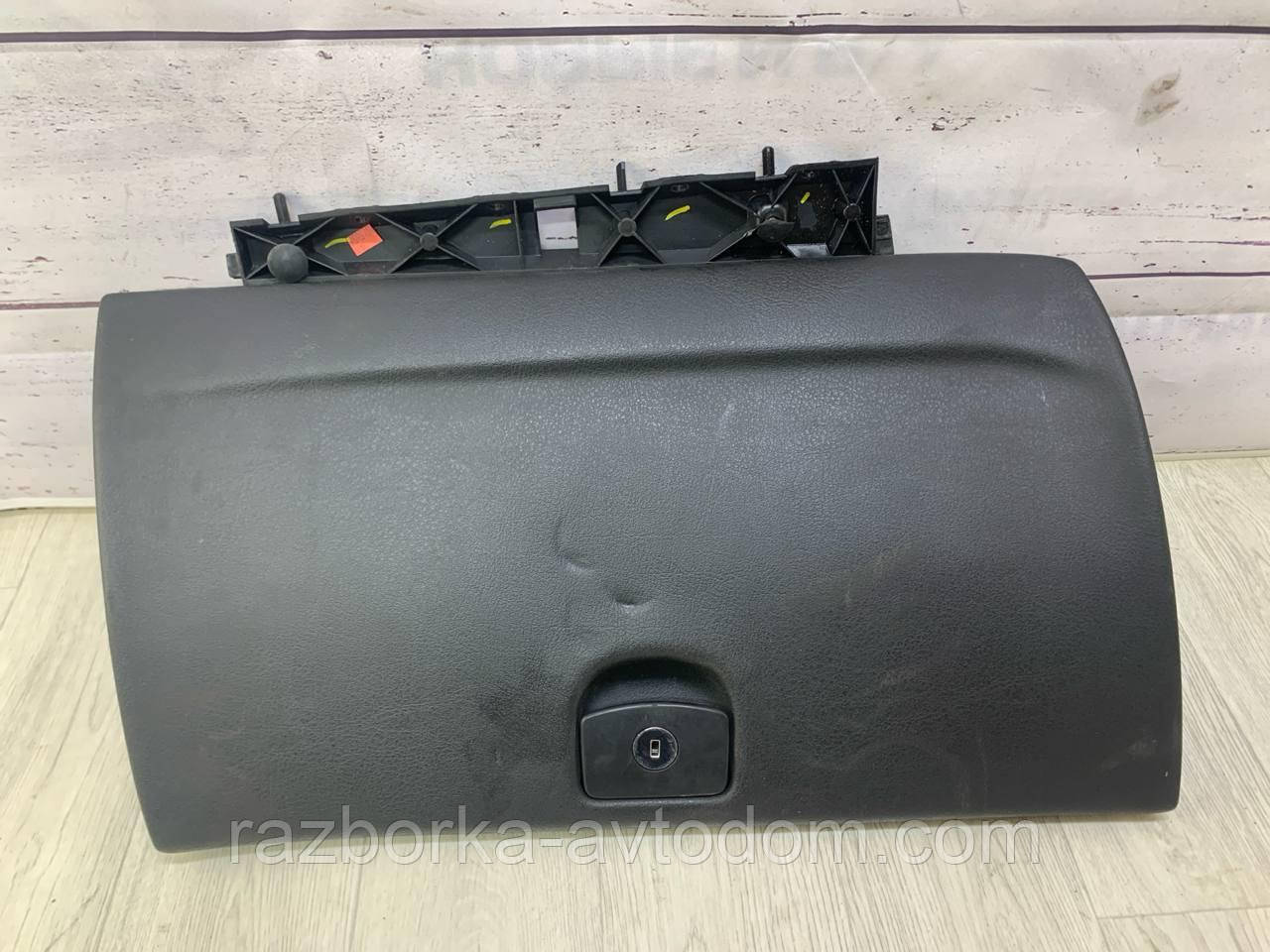 Кришка бардачка PEUGEOT 407 (04-10) OE:8226J0 ДЕФЕКТ!!!