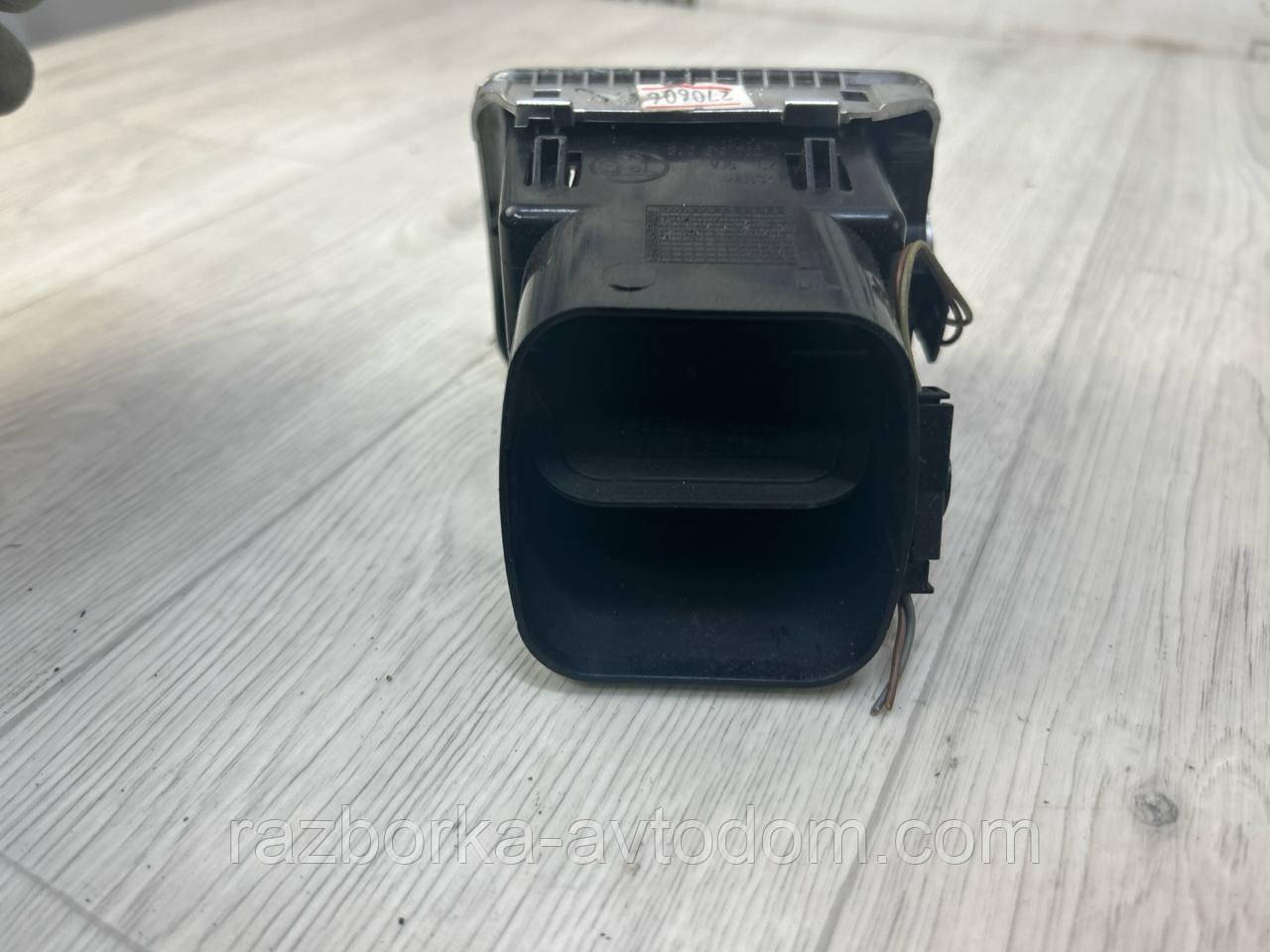 Дефлектор (віддушування) торпеди правий Skoda Superb 1 (02-08) OE:3u0819702g