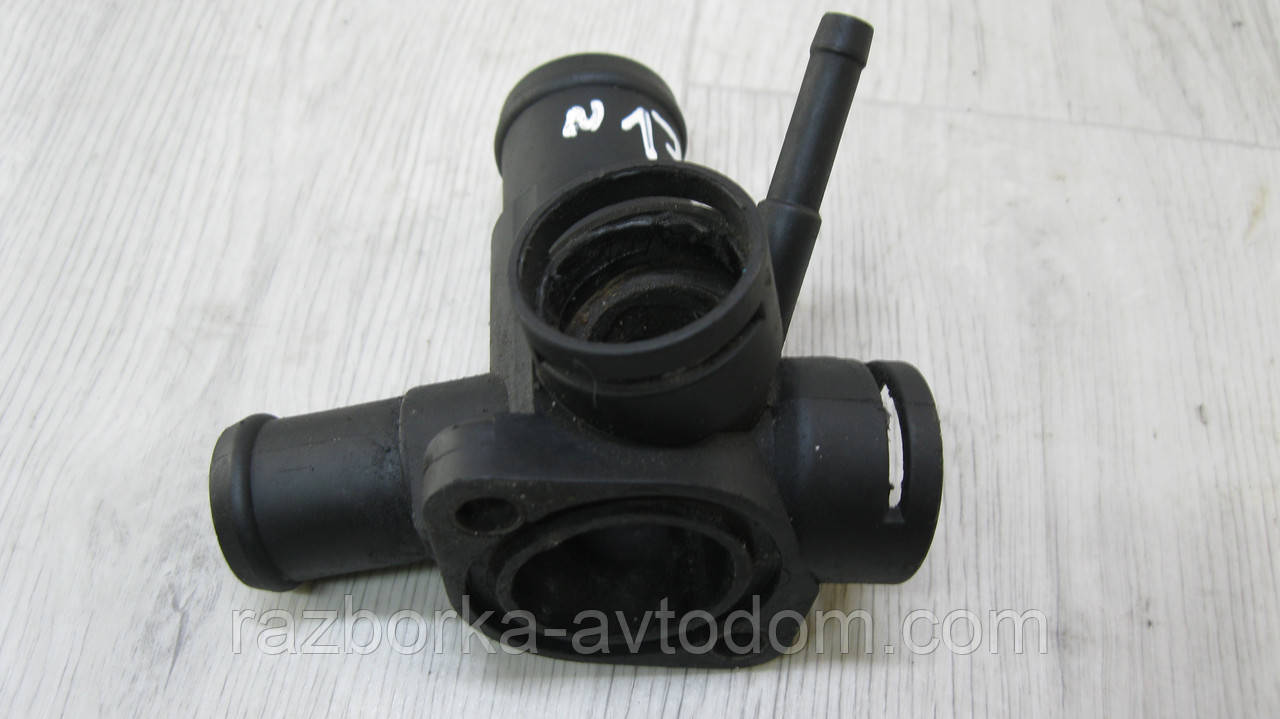 Фланець системи охолодження VW Golf 3, Polo 3, Passat B3, Caddy 2 OE: 068121132B фото 2