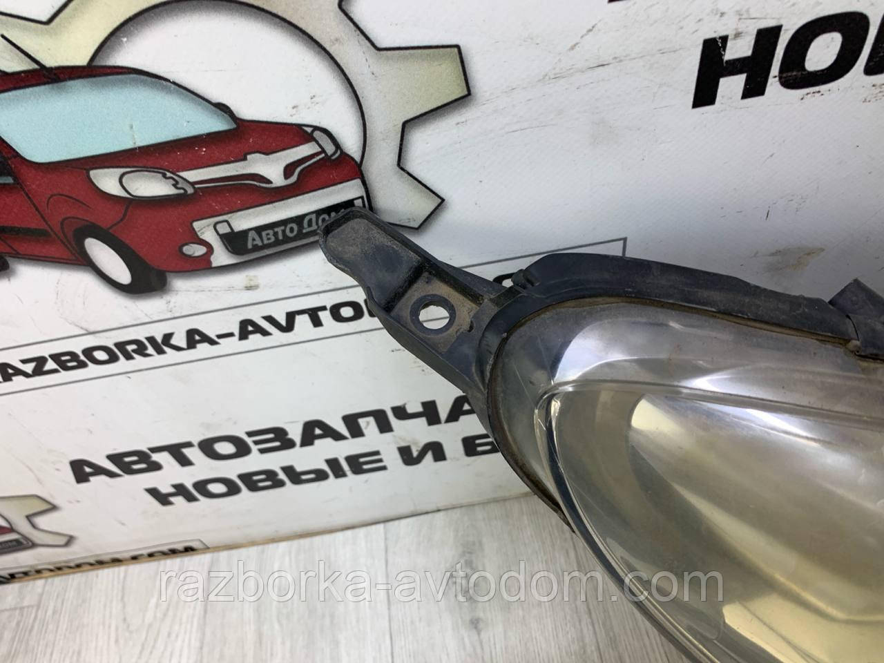 Фара права Peugeot 407 (04-11) OE: 0301213202 Дефект: кріплення