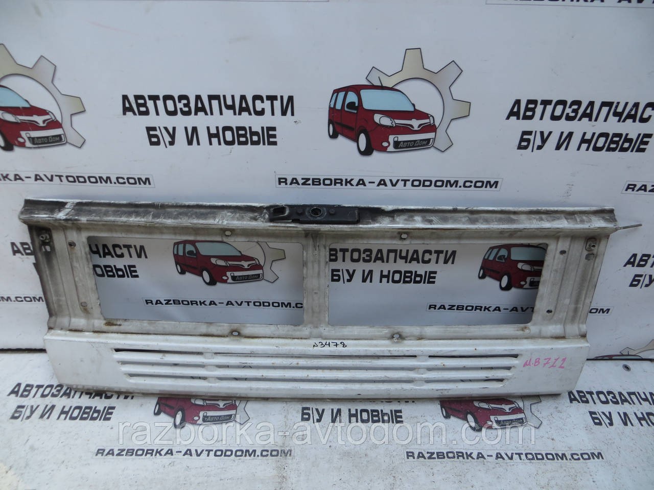 Панель передня (телевізор) Mercedes Vario 609-711