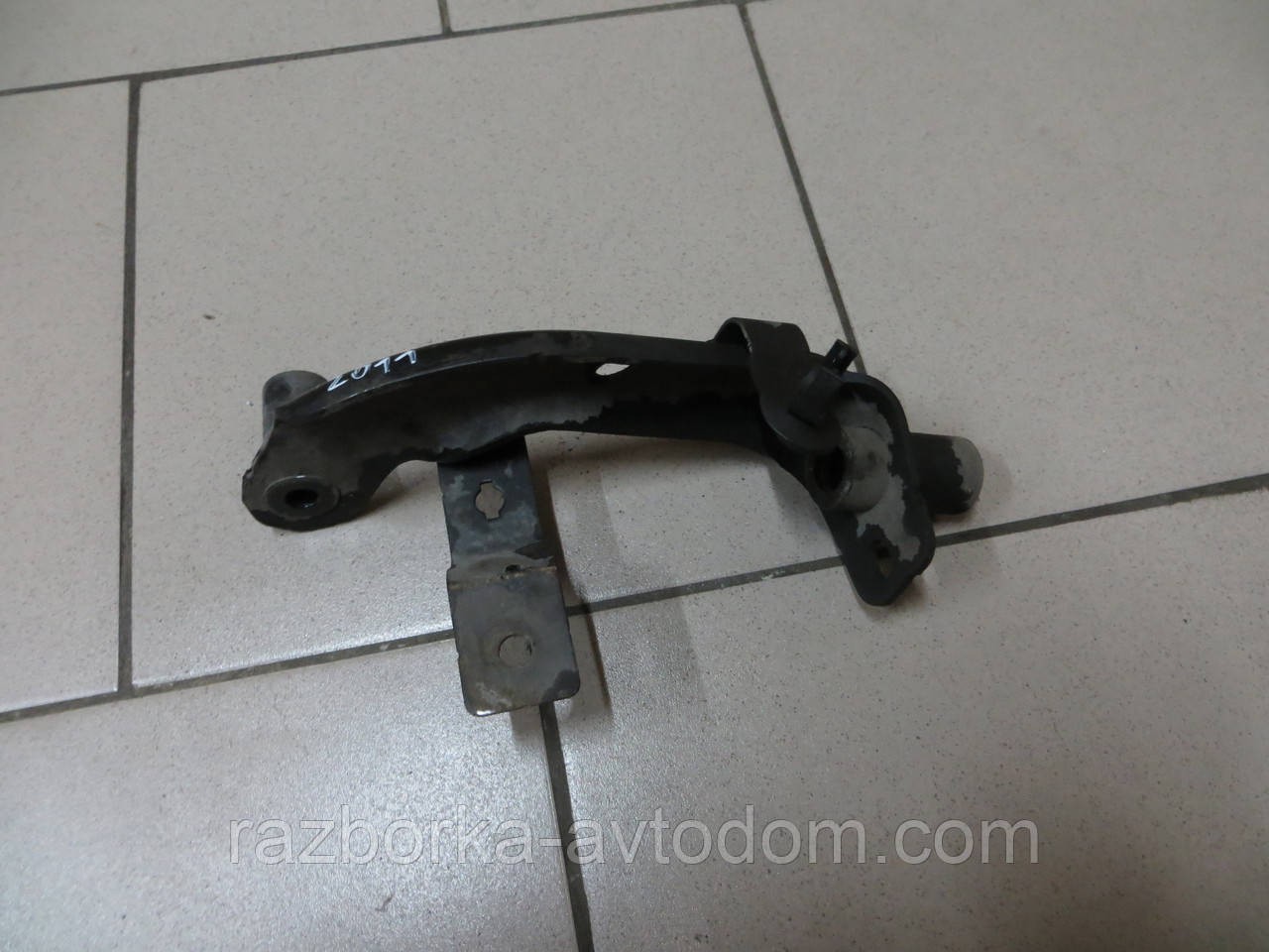 Кронштейн підрамника Renault Kangoo 08-13 правий 8200587029