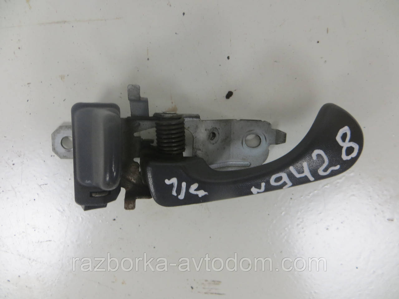Ручка дверей внутрішньої лівої Mitsubishi Pajero Sport 1 (1997-2009) OE:MR634384