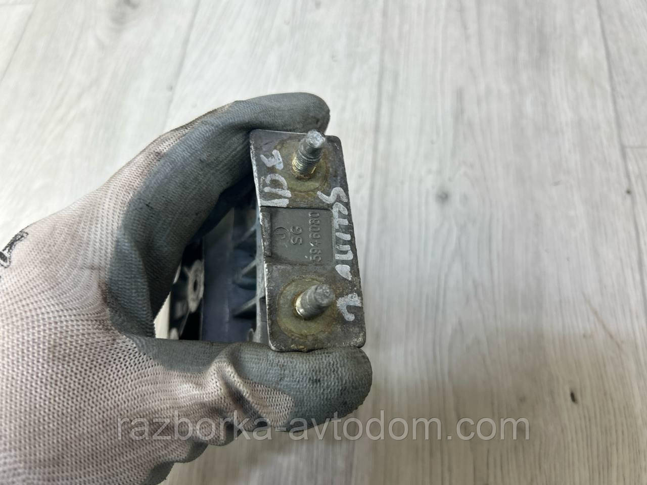 Петля задніх лівих дверей двостулкової (верхня) FIAT Scudo (95-07) OE:5946080