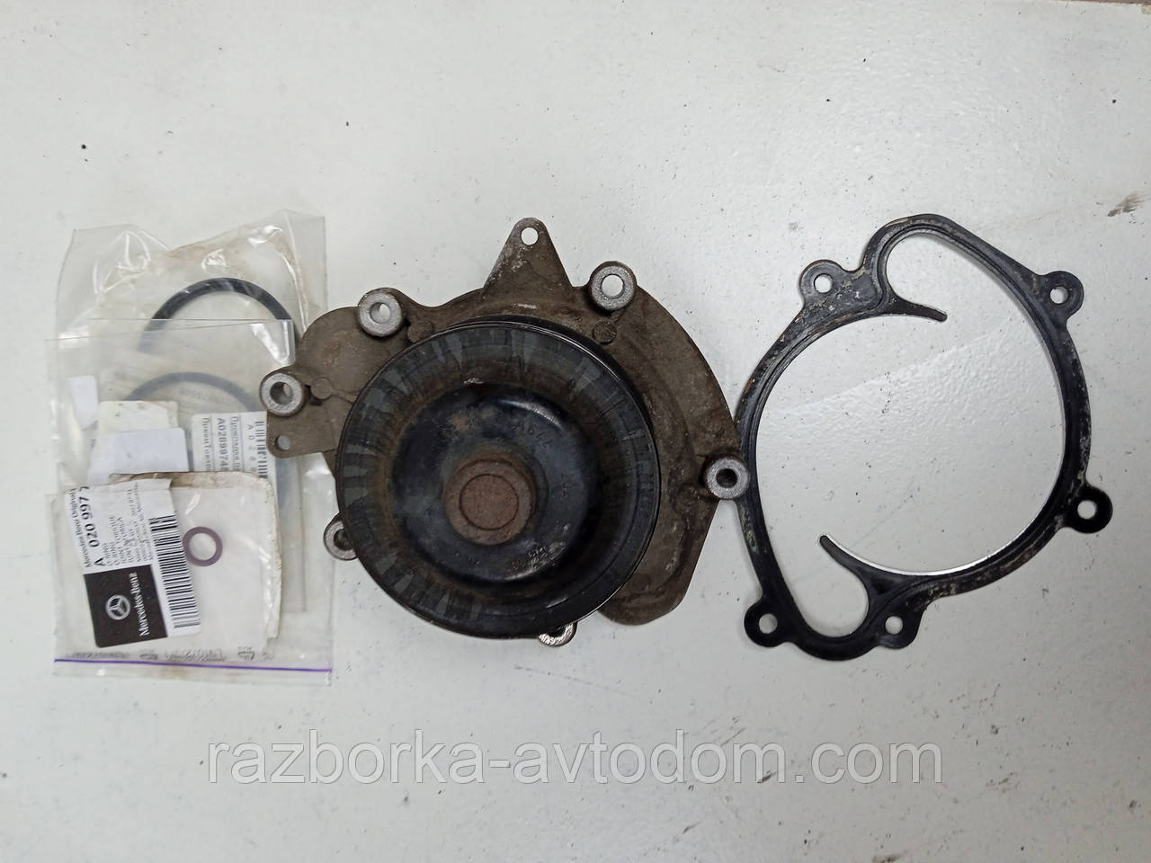 Водяна помпа Mercedes Sprinter W903-W906 (2006-2018) Б/У Оригінал OE:6422001301