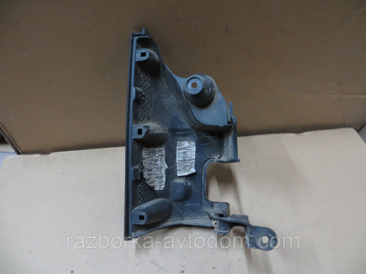 Пластик під ліхтар нижній правий (льоля) Renault Kangoo (2008-2013) OE:8200557183
