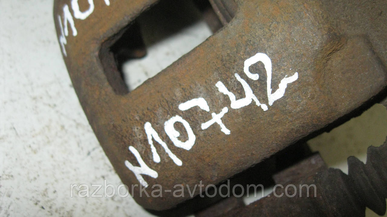 Суппорт передній правий Nissan Sunny B11 (1982-1986), B12, N13 (1986-1988) OE:4100105A90
