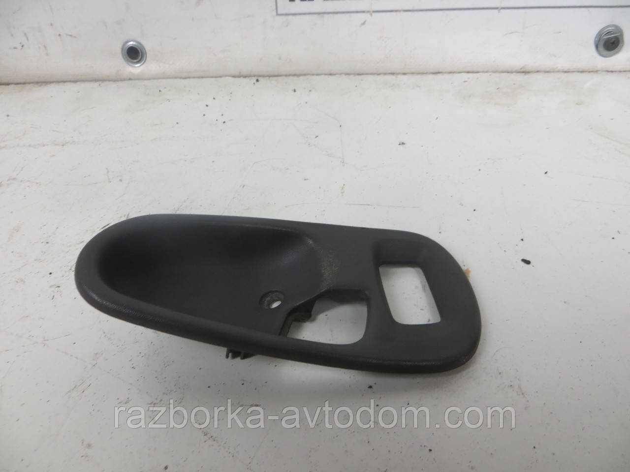 Накладка ручки передніх правих дверей пластикова Mitsubishi Pajero Sport 1 (1997-2009) OE:MB827396 фото 2