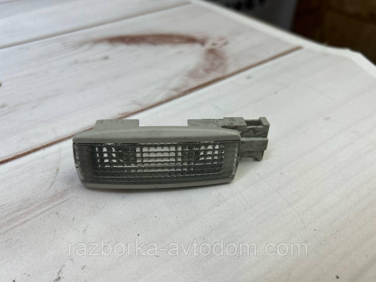 Плафон освітлення салону VW Passat B5, Golf 4, Transporter T5, T6, Skoda SuperB OE:3b0947113
