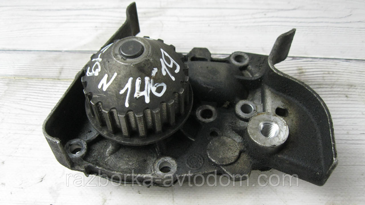 Помпа системи охолодження (водяний насос) Renault Kangoo (97-07), Megane (96-03), Clio 2 (98-05) OE:8200146301