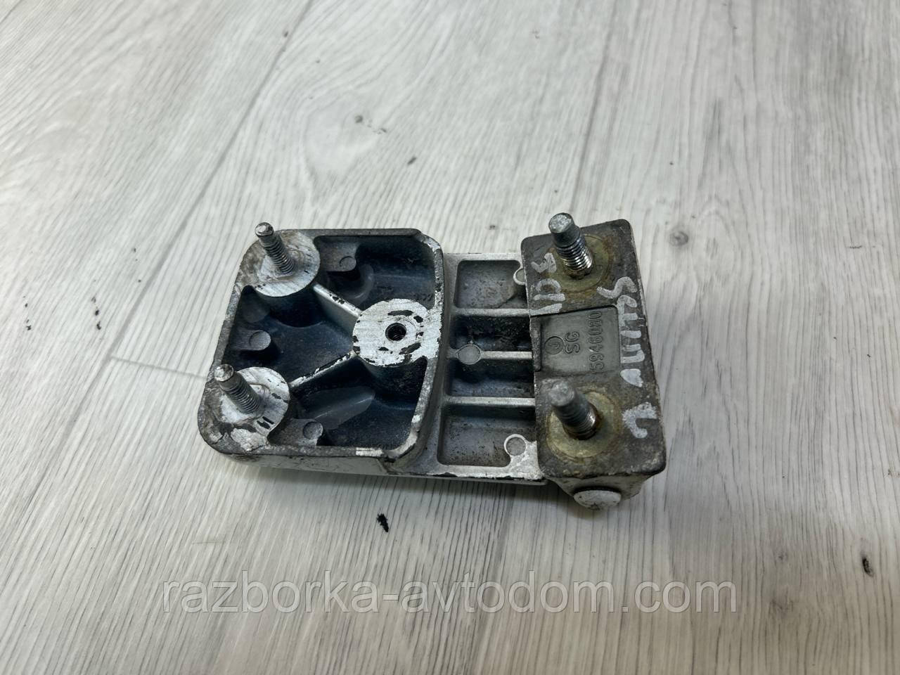 Петля задніх лівих дверей двостулкової (верхня) FIAT Scudo (95-07) OE:5946080