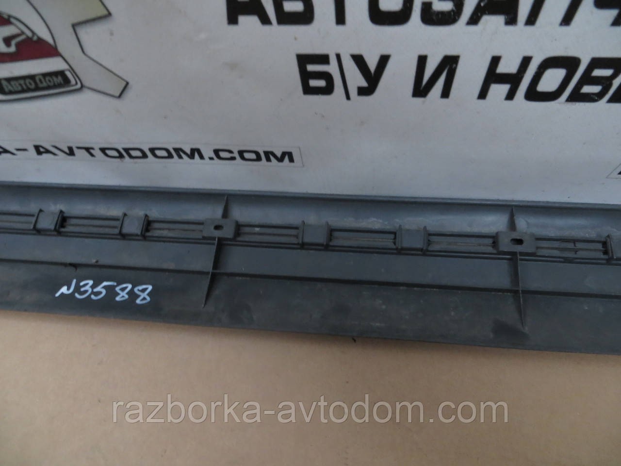 Молдинг/накладка пластик лівих дверей Ford Fiesta (1983-1989) OE:84FB B20781 ADW