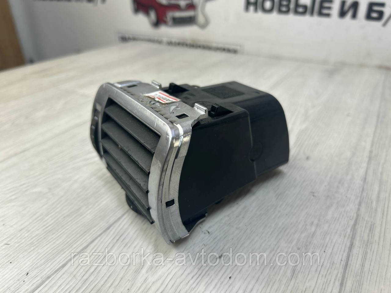 Дефлектор (віддушування) торпеди правий Skoda Superb 1 (02-08) OE:3u0819702g