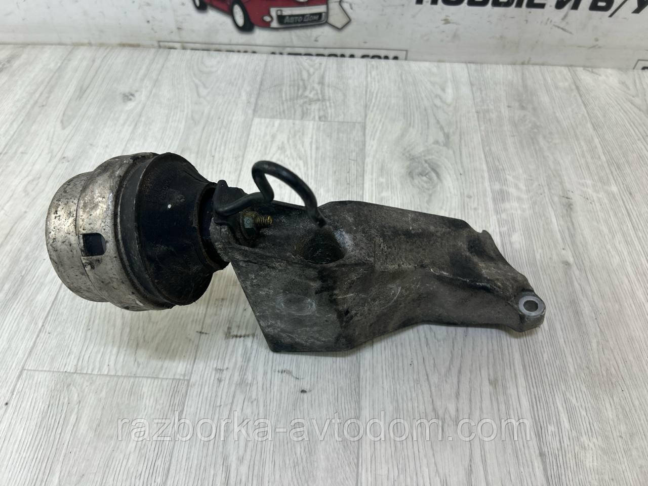 Кронштейн/кріплення подушки лівої Skoda Superb 1 (02-08) OE: 8d0199307p