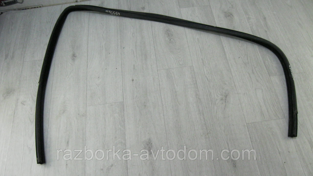 Ущільнювальна гумка скла дверей задньої правої (хетчбек) Opel Astra H (2005-2015) OE:24468016, 13290338