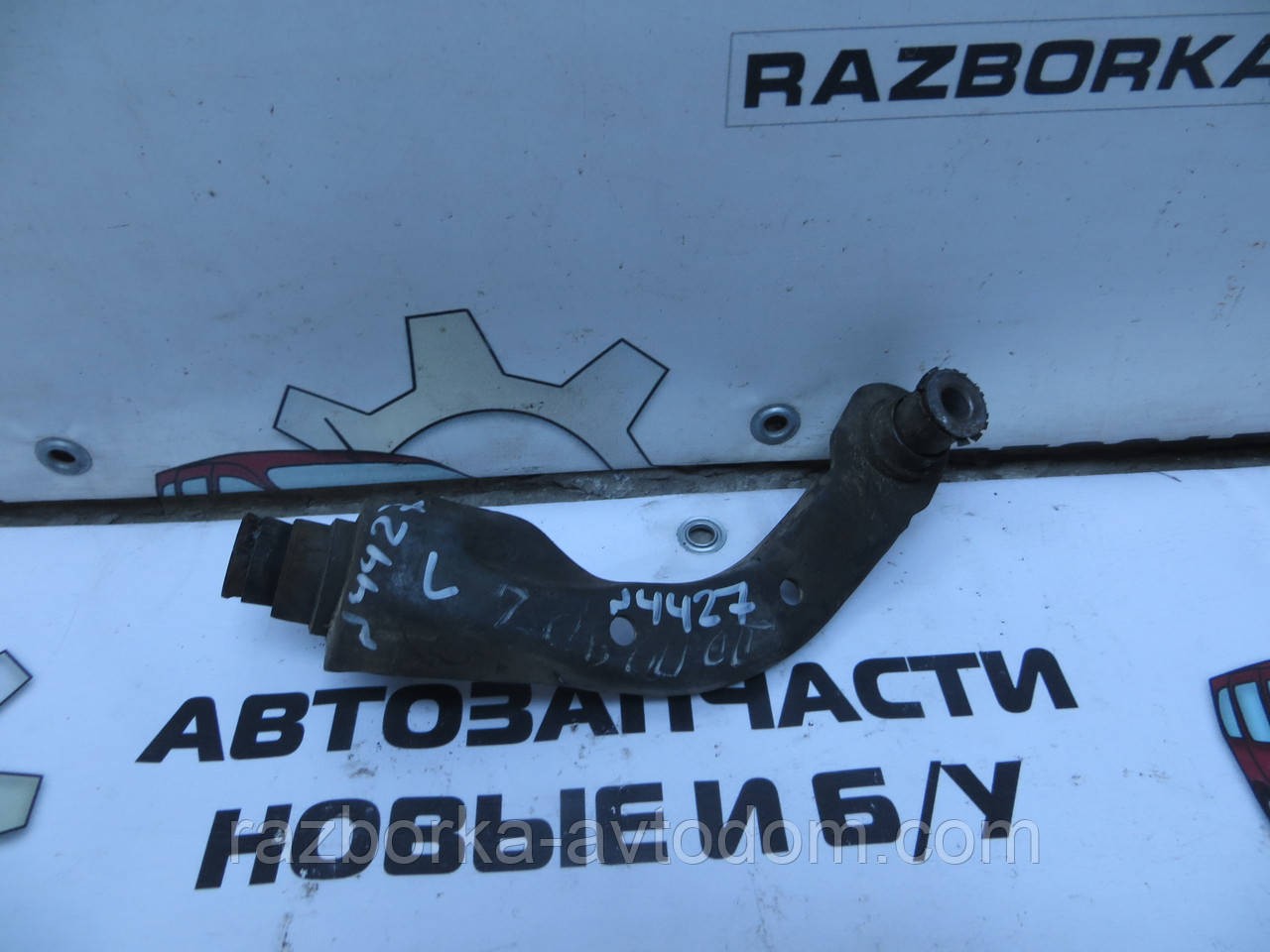 Кронштейн підрамника лівий Renault Kangoo (08-13) 8200361269