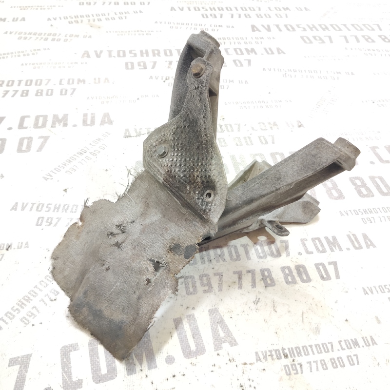 Кронштейн КПП Audi A4 B8 (07-15) 2.0 дизель правий