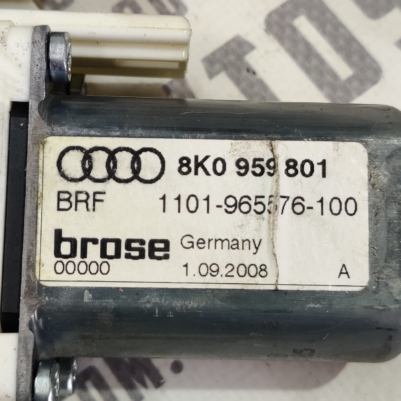 Мотор склопідіймача Audi A4 B8 07-15 2.0D пер лів 8K0959801
