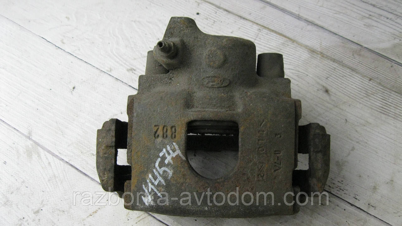Суппорт передній правий Ford Fiesta (1989-2002) OE: 1007814, 1121374, 1121377, 1138589, 1478466, 6176621