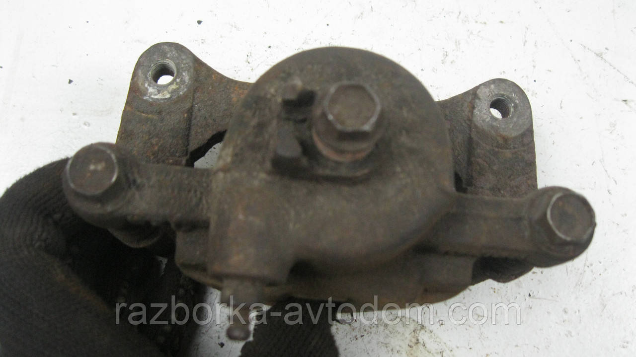 Суппорт передній правий Nissan Sunny B11 (1982-1986), B12, N13 (1986-1988) OE:4100105A90
