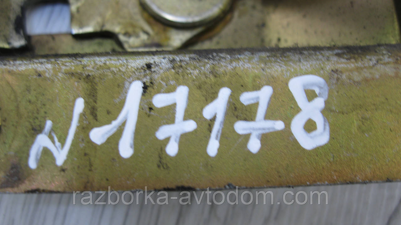 Замок блокування розсувних дверей правих VW Transporter T3 (1979-1992) OE: 251843444A