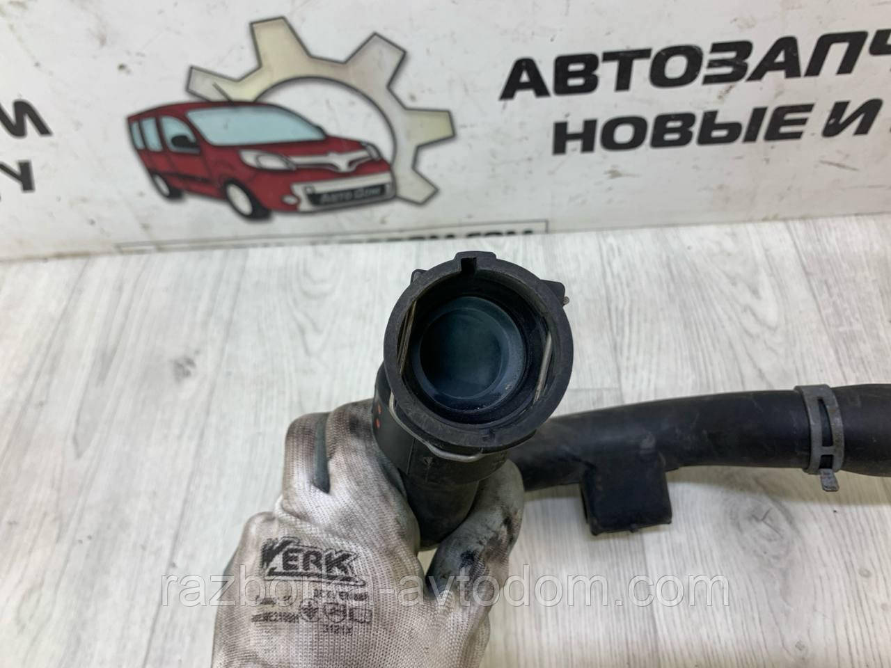 Патрубок/Трубка системи охолодження радіатора Skoda Superb (02-08) OE: 8D0121101