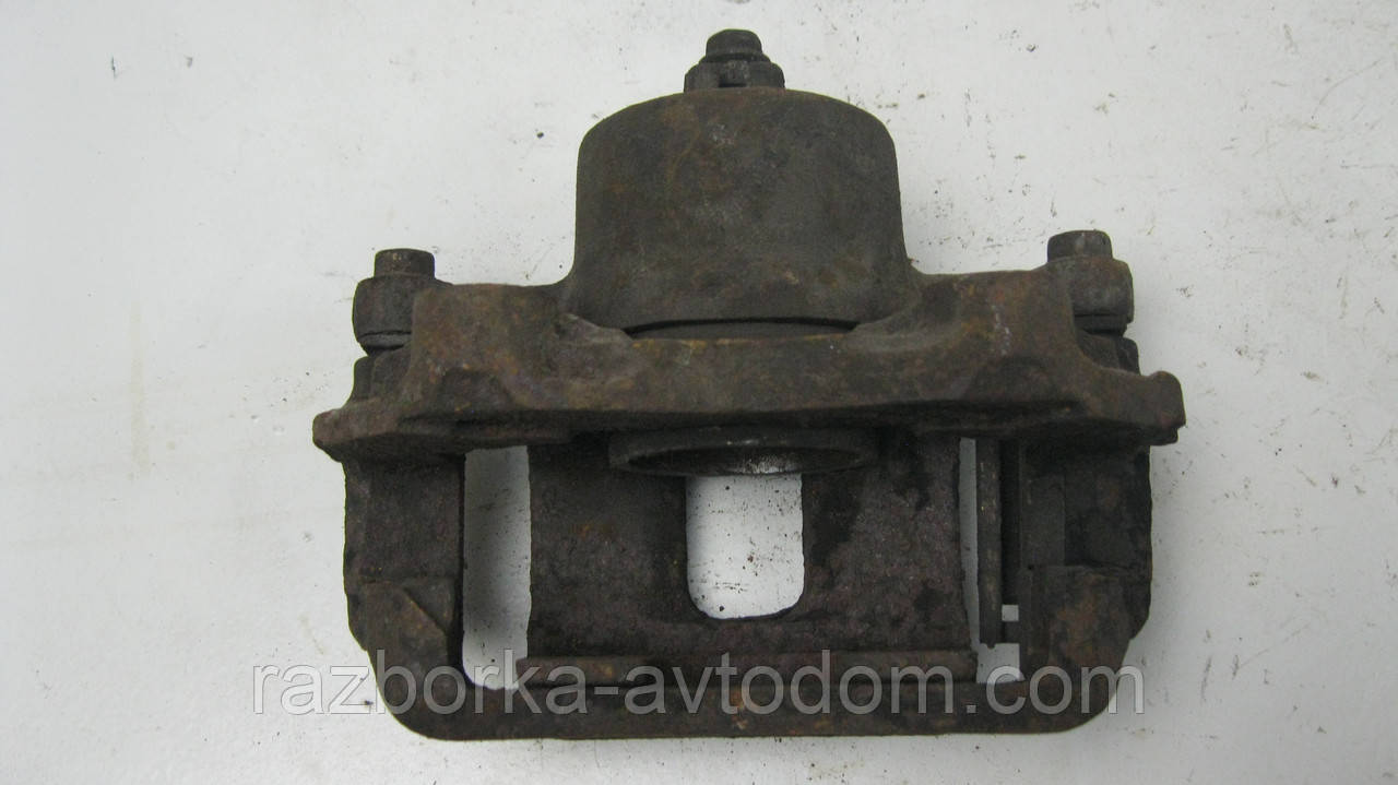 Суппорт передній правий Nissan Bluebird U11 (1984-1988) OE:4100131E01