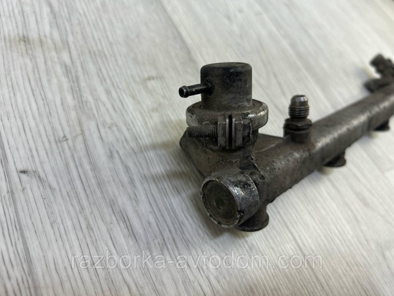 Паливна рампа/рейка форсунок (з датчиком) 2,0i Opel Omega B (93-03) OE:90411551