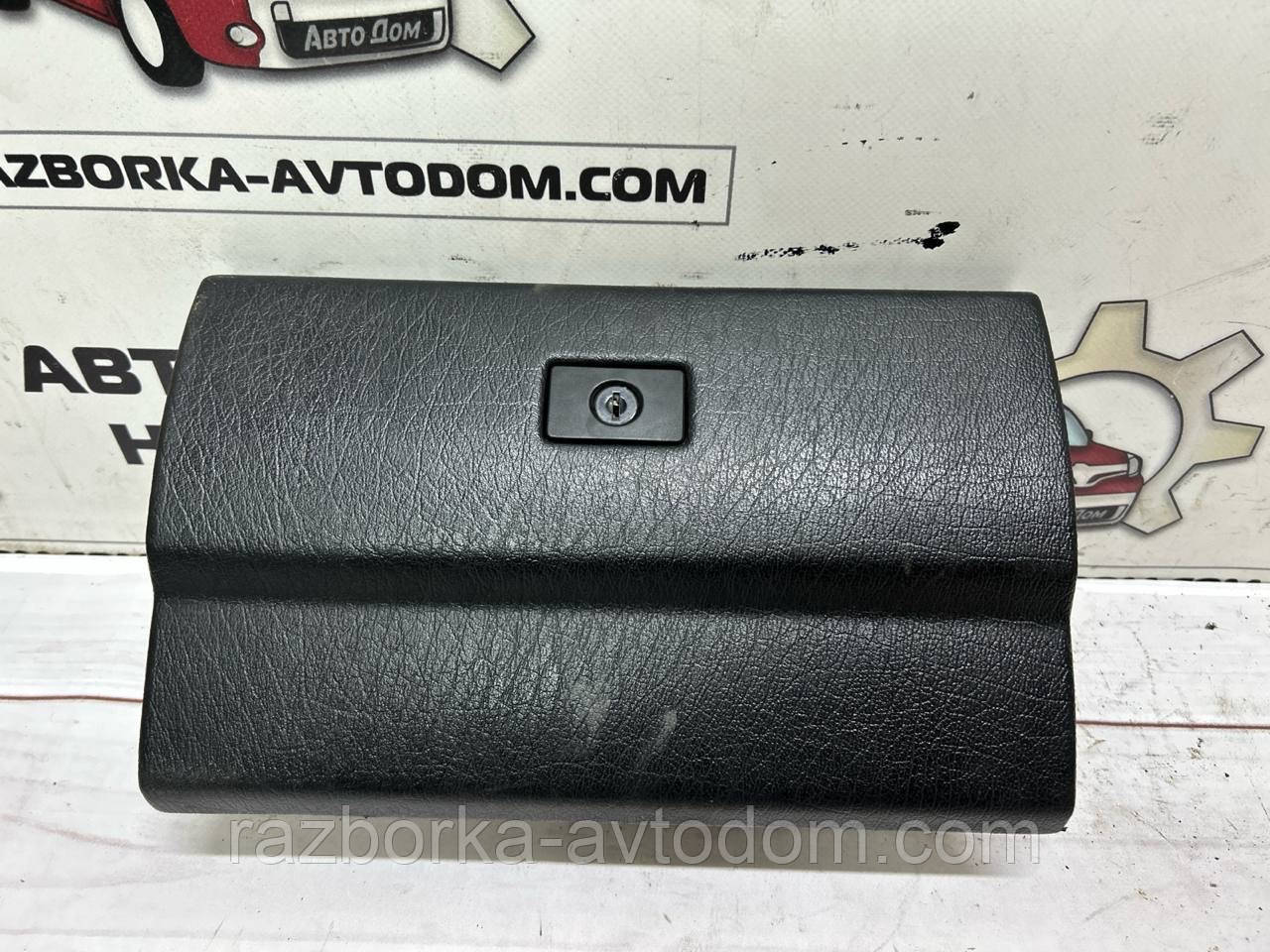 Кришка бардачка VW Transporter T4 (Transporter/Multivan/Caravelle), OE: 1L0857131A