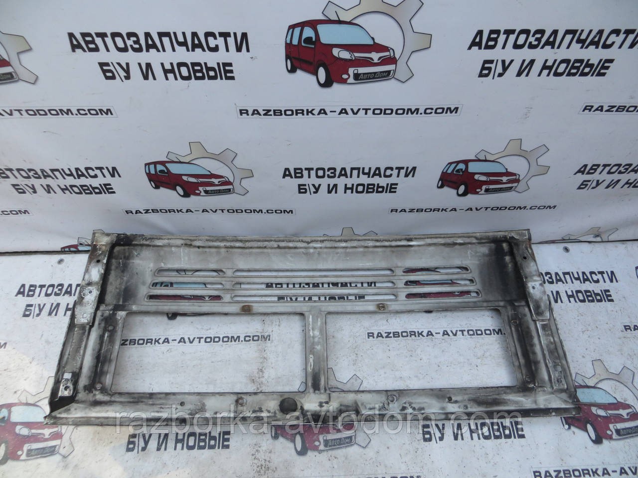 Панель передня (телевізор) Mercedes Vario 609-711