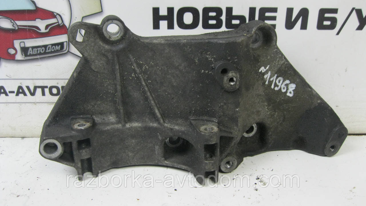 Кронштейн генератора Renault Megane 2, Scenic 2, Trafic (2003-2009) 1,9DCI OE:8200100148